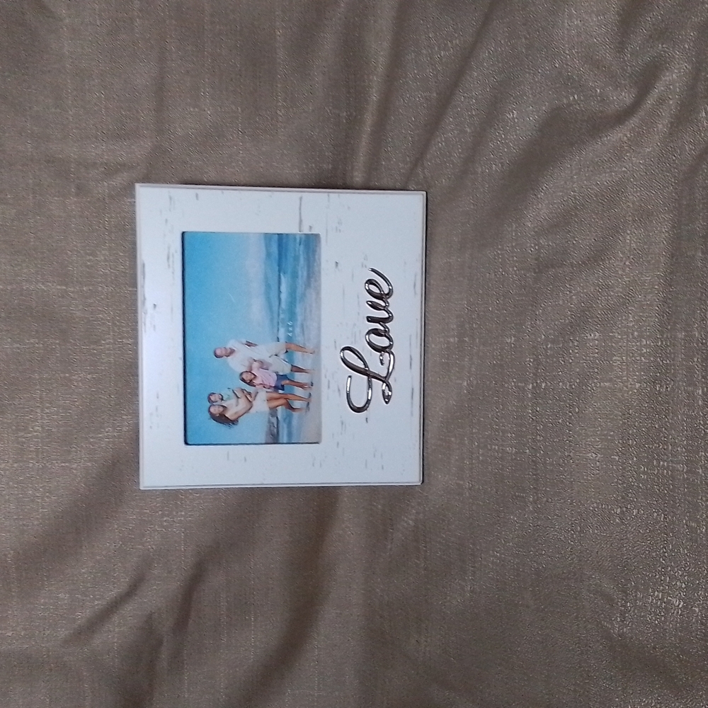 Gone Mar 5 White 4 x 6 Picture Frame With "Love" in Silver